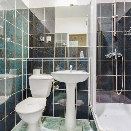 לינה וארוחת בוקר Muza